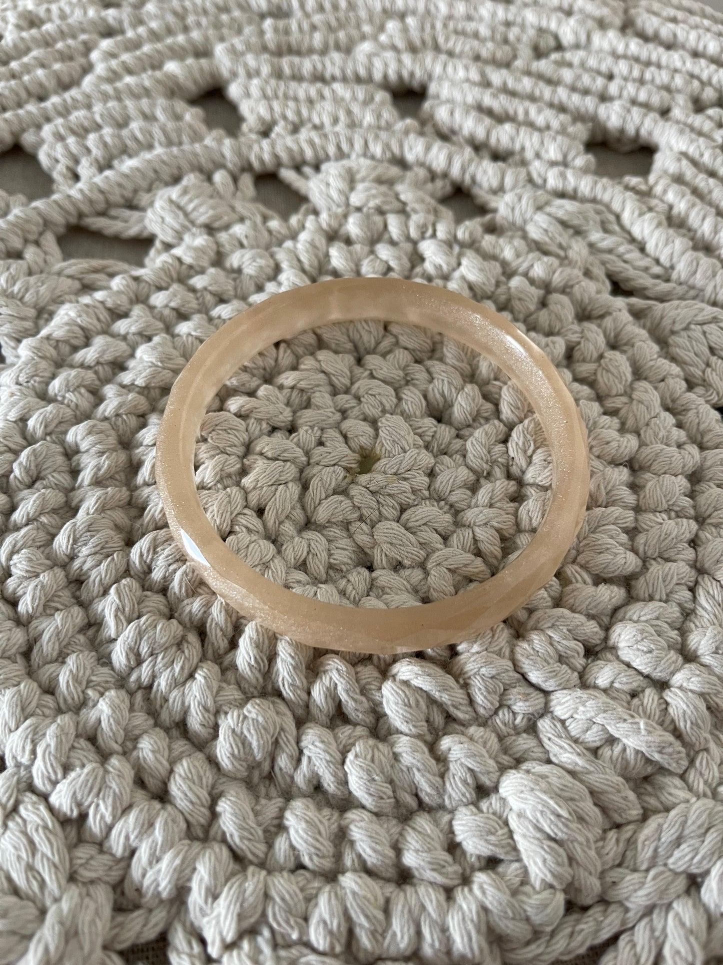 Bracelet fin à facettes géométriques