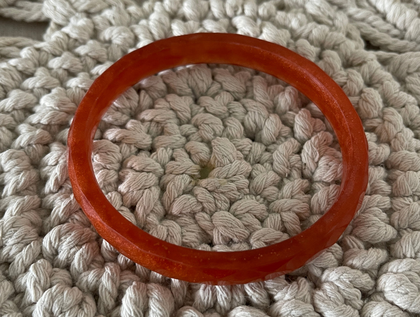 Bracelet fin à facettes géométriques